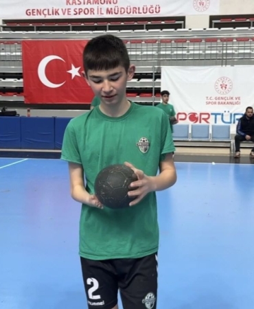 Tek eliyle takımına güç veriyor