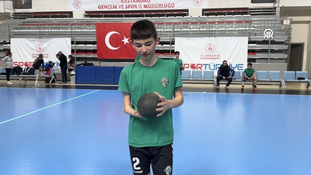 Tek eliyle takımına güç veriyor
