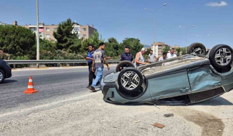 İki aracın çarpıştığı kazada 2 kişi yaralandı