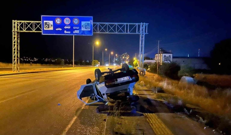 Tırın sıkıştırdığı otomobil takla attı