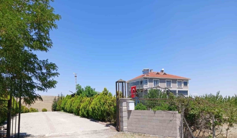Tutukluk yapan silahın ateş almasıyla 1’i ağır 2 kişi yaralandı