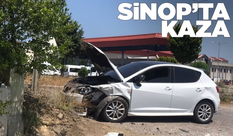 Sinop’ta otomobil istinat duvarına çarparak durabildi