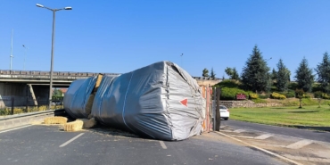 viraji-alamayarak-devrilen-tir-ulasimi-aksatti