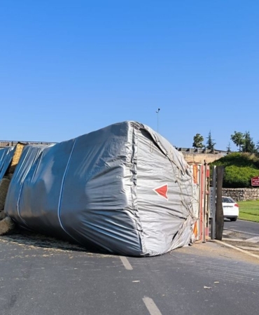 viraji-alamayarak-devrilen-tir-ulasimi-aksatti