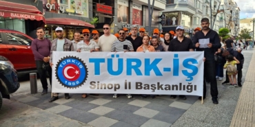 Türk-İş, AK Parti il binası önünden seslendi