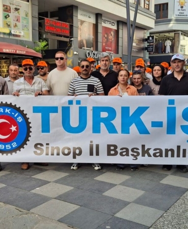 Türk-İş, AK Parti il binası önünden seslendi