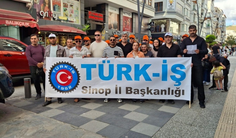 Türk-İş, AK Parti il binası önünden seslendi