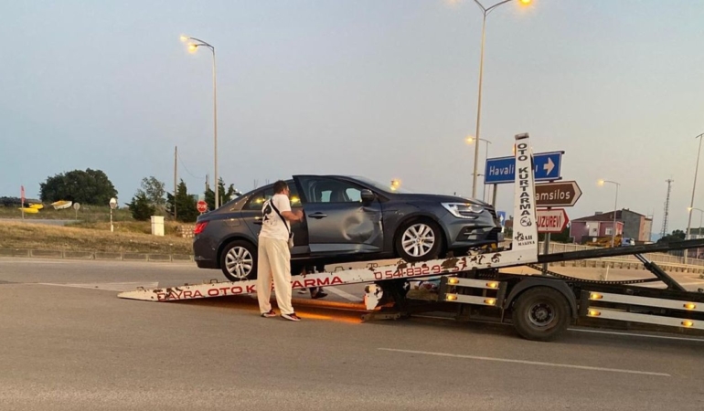 Sinop’ta tek taraflı kaza: Otomobil orta refüje çıktı