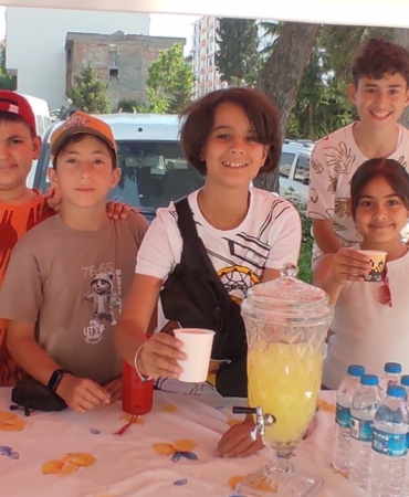 Limonata satarak LÖSEV’e destek oldular