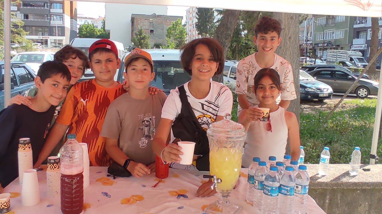 Limonata satarak LÖSEV’e destek oldular