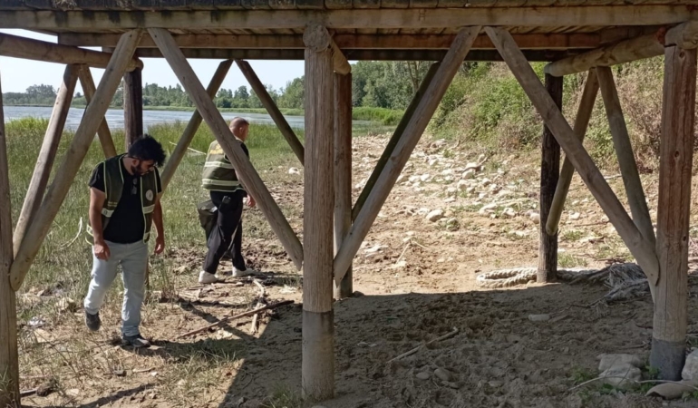Sarıkum’da sular çekildi, ortaya çıkan çöpler temizlendi