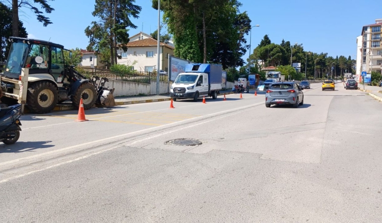 Sinop’ta su borusu patladı, trafik tek şeride indirildi