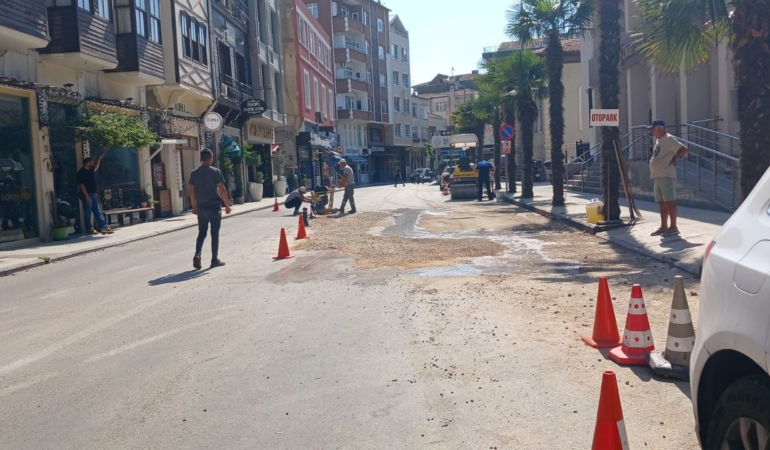 Arıza nedeniyle bozulan yol onarılıyor