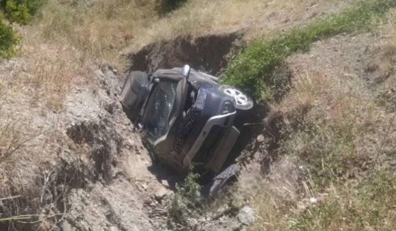 Şarampole devrilen otomobilin sürücüsü yaralandı