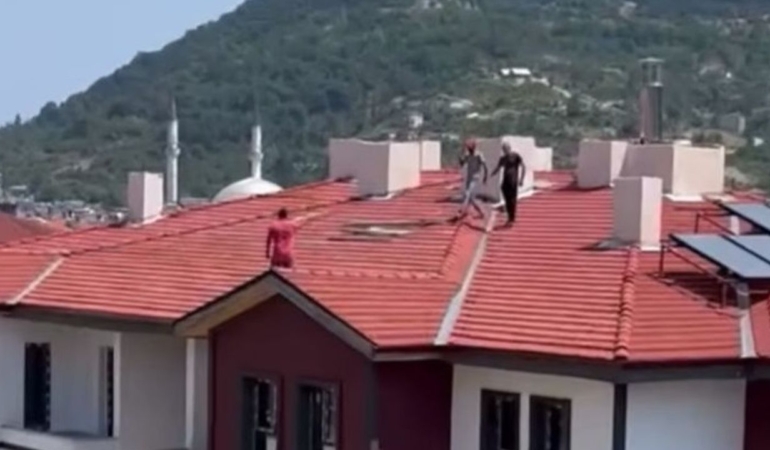 Bina çatısına çıktı, hayatına son vermek istedi