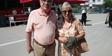 yanginda-4-yakinini-kaybeden-anne-oglunun-asker-sapkasini-yanindan-ayirmiyor