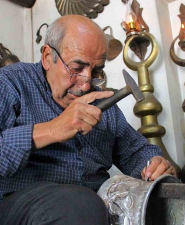 yarim-asirlik-usta-cekiciyle-bakira-ruh-veriyor