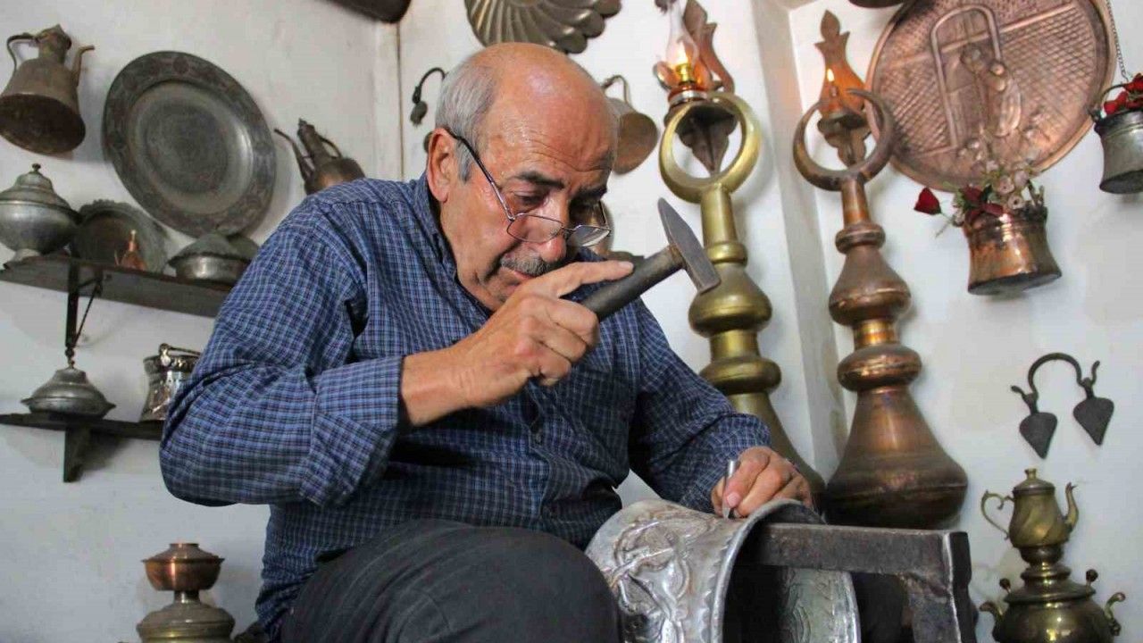 yarim-asirlik-usta-cekiciyle-bakira-ruh-veriyor