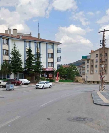 yasli-kadin-aracin-altinda-kalmaktan-son-anda-kurtuldu