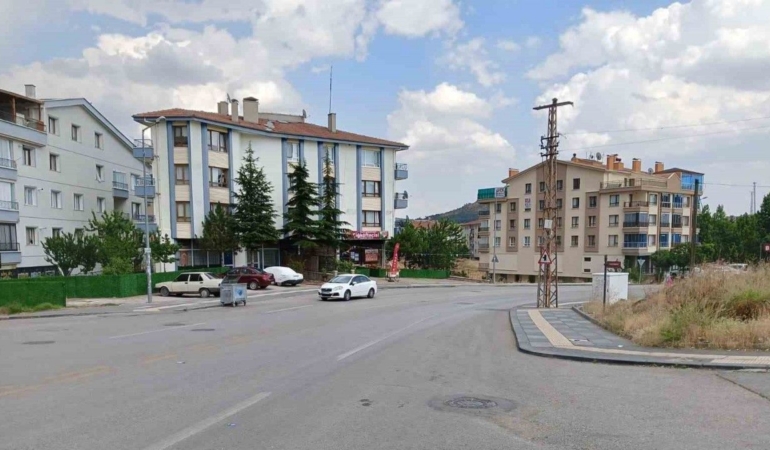 Yaşlı kadın aracın altında kalmaktan son anda kurtuldu