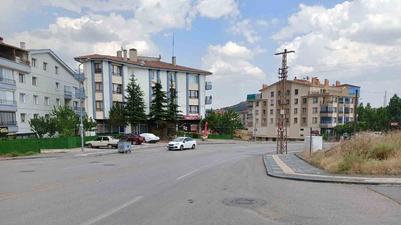 yasli-kadin-aracin-altinda-kalmaktan-son-anda-kurtuldu