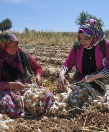 yesilay-tarlada-calisan-kadinlari-ziyaret-etti