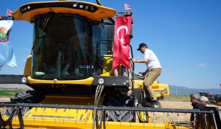 Yılın ilk buğday hasadı yapıldı