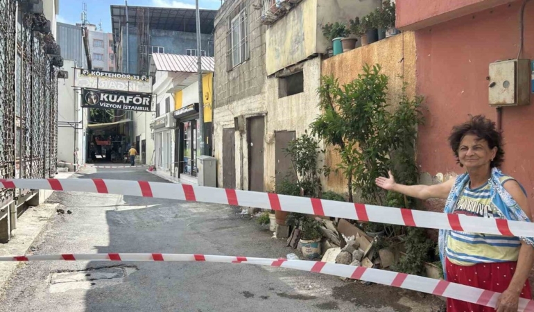 Yoldaki çökmeler evleri tehdit ediyor