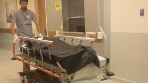 yuk-asansoru-bosluguna-dusen-isci-oldu