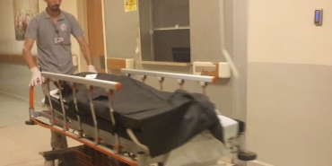 yuk-asansoru-bosluguna-dusen-isci-oldu