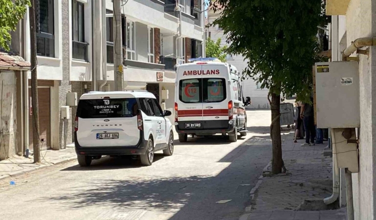 Yüksekten düşen küçük çocuk hastaneye kaldırıldı