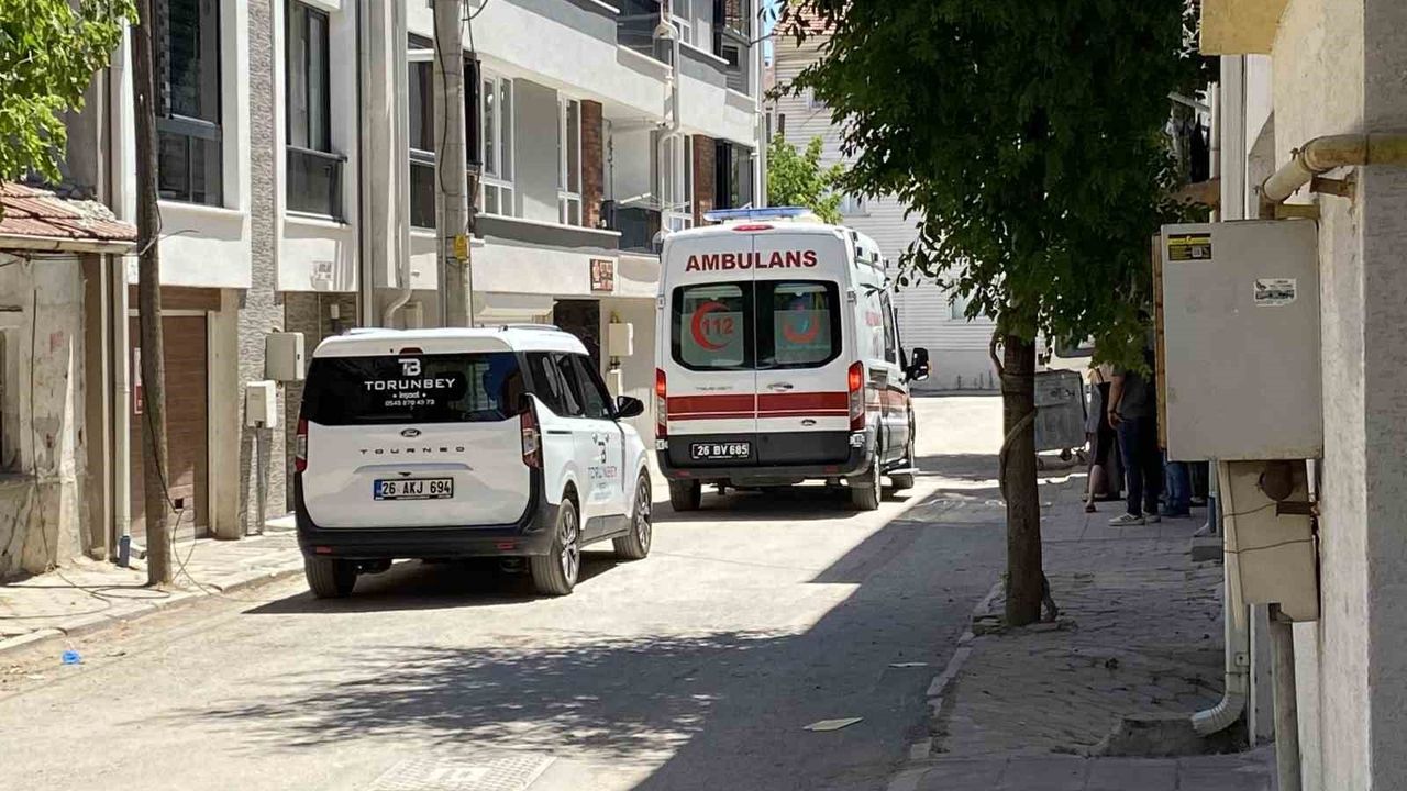 yuksekten-dusen-kucuk-cocuk-hastaneye-kaldirildi