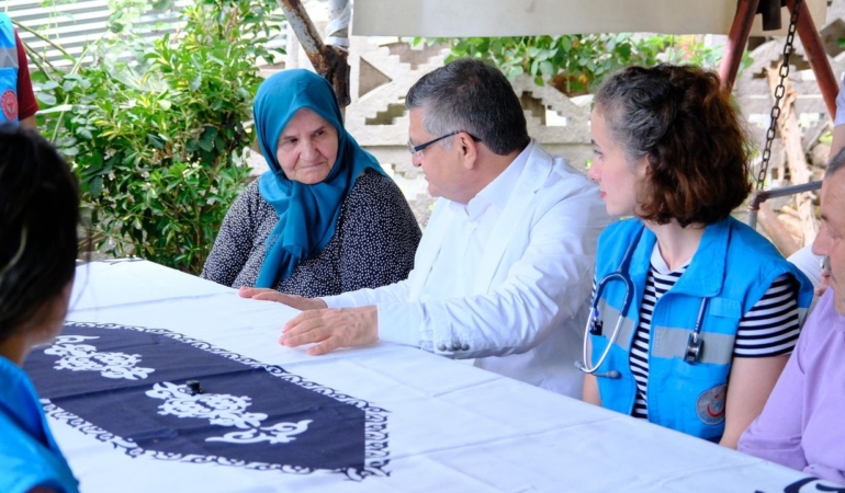 Vali Özarslan, evde sağlık hizmeti alan vatandaşları ziyaret etti
