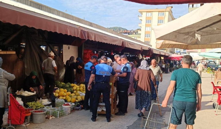 Belediyeden pazarcı esnafına ve vatandaşlara ikram