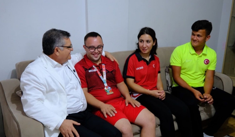 Vali Özarslan başarılı genç sporcuları ziyaret etti