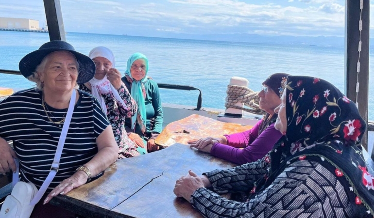 Huzurevi sakinleri tekne gezisinde bir araya geldi