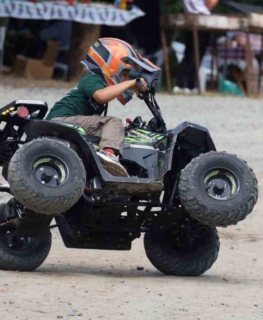 6-yasindaki-cocuk-festivalde-motoruyla-dikkat-cekti