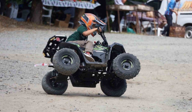 6 yaşındaki çocuk festivalde motoruyla dikkat çekti