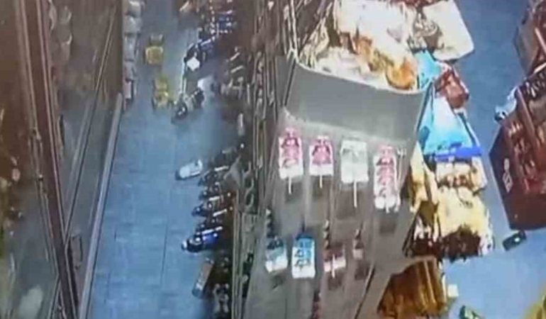6.1’lik deprem marketi yerle bir etti