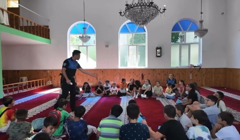 Sinop polisi Kur’an kursu öğrencilerini bilgilendirdi