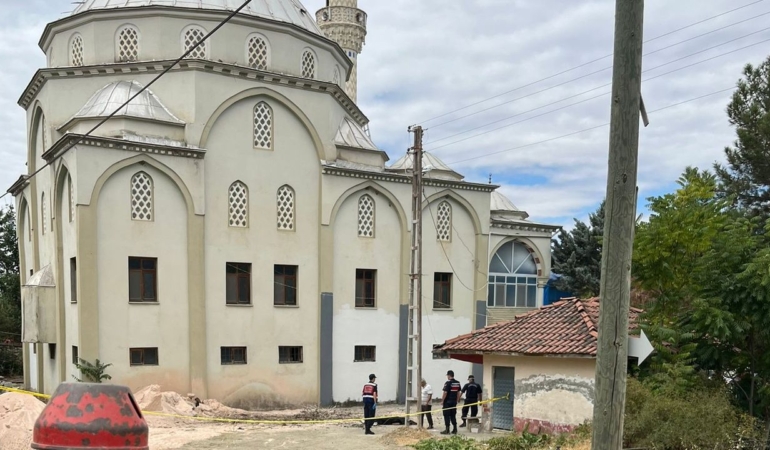 cami-kubbesinden-dusen-isci-yasamini-yitirdi