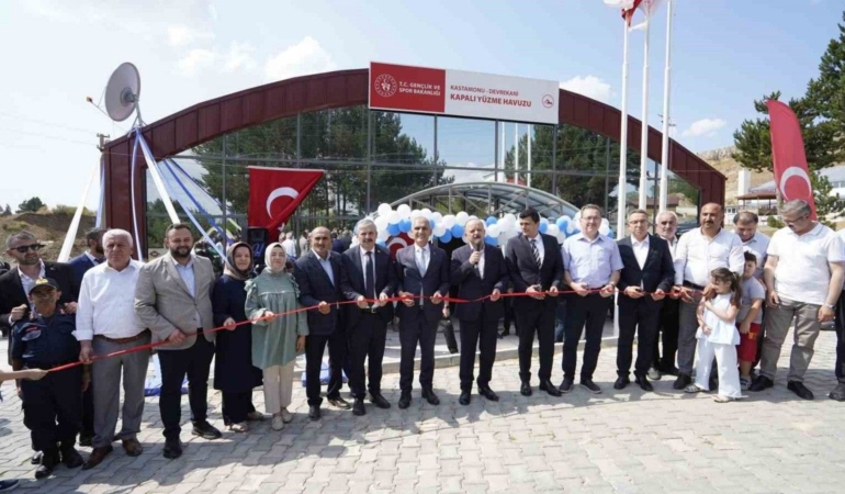 devrekani-kapali-yuzme-havuzu-faaliyete-basladi