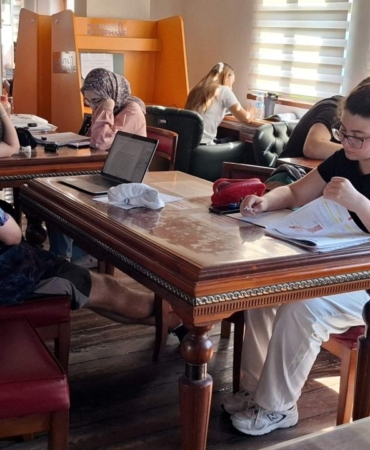 dr-riza-nur-il-halk-kutuphanesi-yaz-aylarinda-da-doluyor