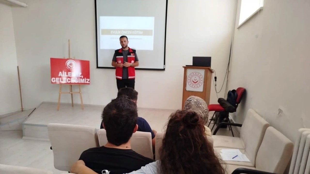 genc-ciftler-aile-ve-evlilik-konusunda-bilgilendirildi