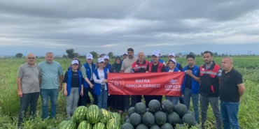 genc-gonulluler-tarlada-karpuz-hasadina-destek-verdi