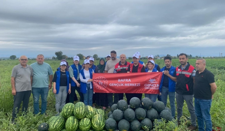 genc-gonulluler-tarlada-karpuz-hasadina-destek-verdi