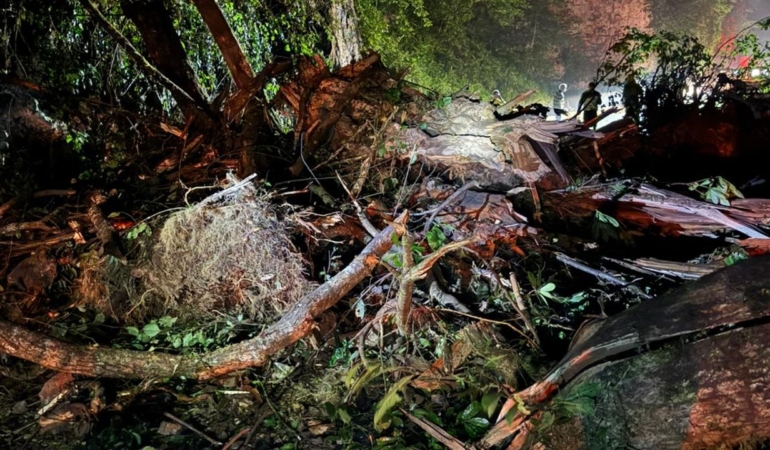 heyelan-nedeniyle-kapanan-yol-ulasima-acildi