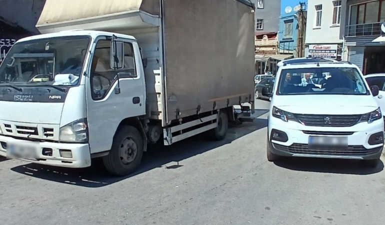 Sinop’ta kamyona çarpan otomobilde hasar oluştu