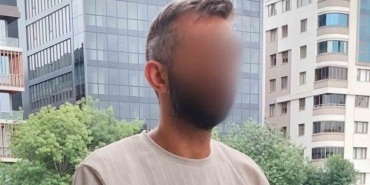 is-arkadasini-bicakladi