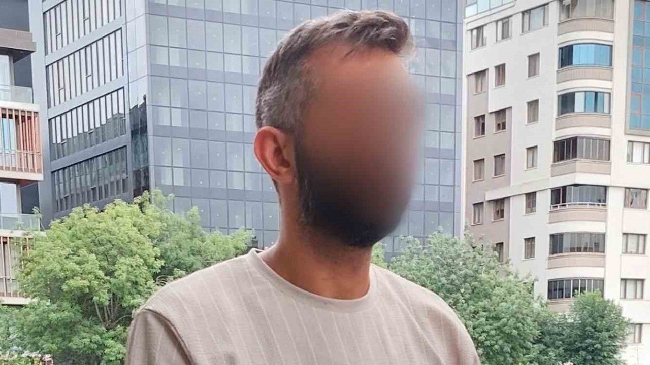 is-arkadasini-bicakladi